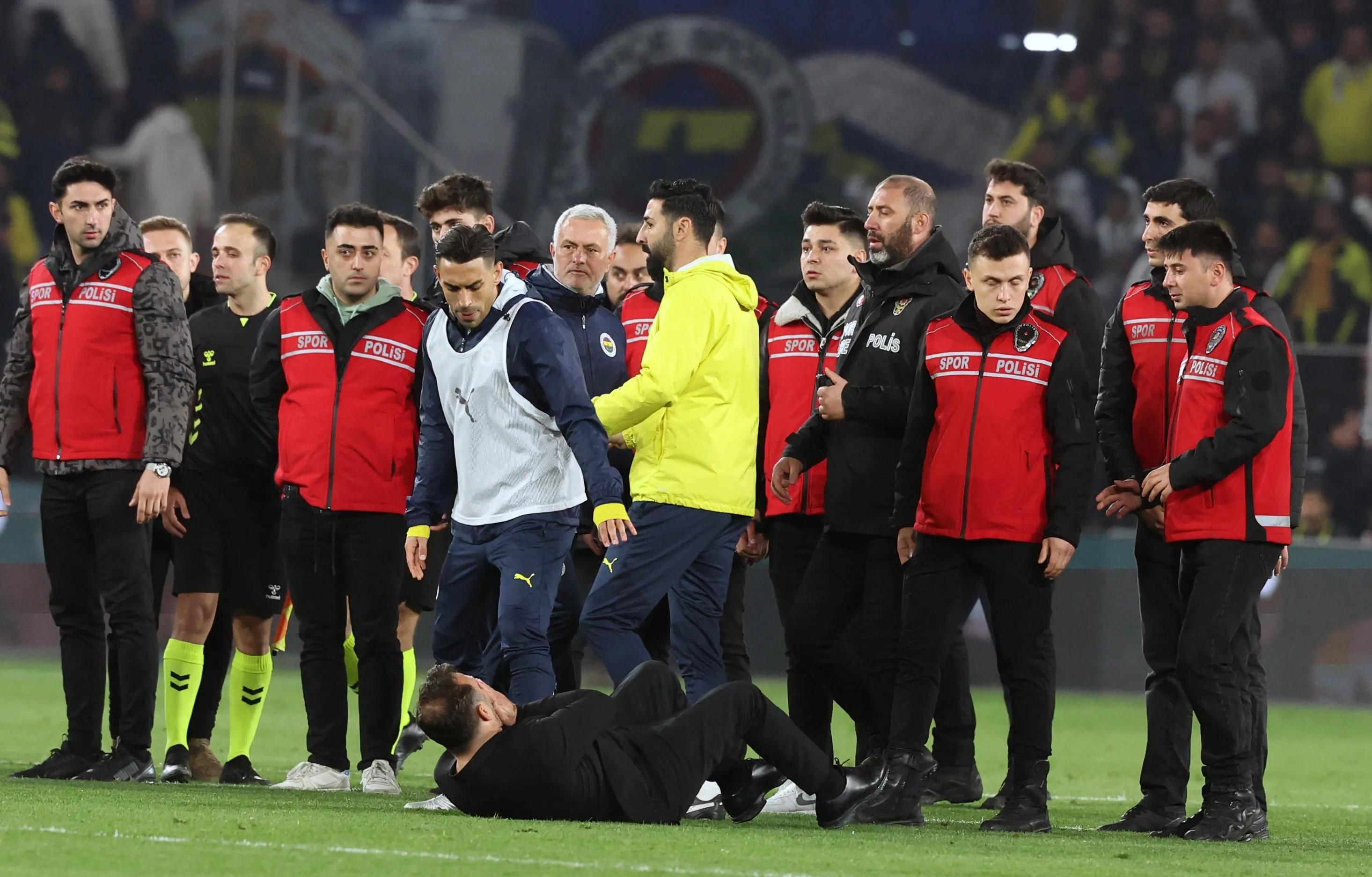 AYX爱游戏中国-关于穆古鲁扎在TL比赛中反败为胜，比赛局势复杂引发热议！上演精彩一战的信息